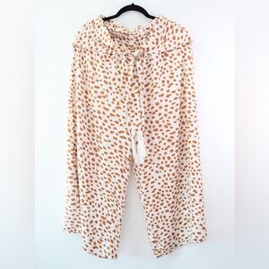 Simplee White Pants with Tan Spots size Small